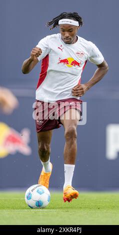 Leipzig, Deutschland. Juli 2024. Fußball: Bundesliga, RB Leipzig Training. Mohamed Simakan trainiert auf dem Spielfeld. Quelle: Hendrik Schmidt/dpa/Alamy Live News Stockfoto