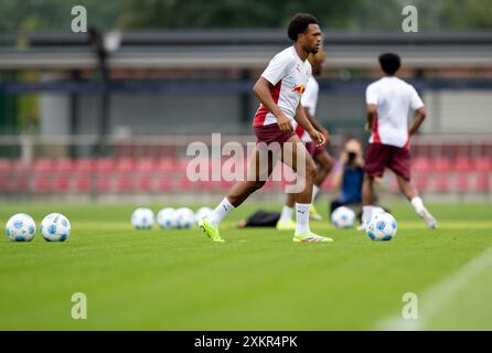 Leipzig, Deutschland. Juli 2024. Fußball: Bundesliga, RB Leipzig Training. Lois Openda trainiert auf dem Spielfeld. Quelle: Hendrik Schmidt/dpa/Alamy Live News Stockfoto