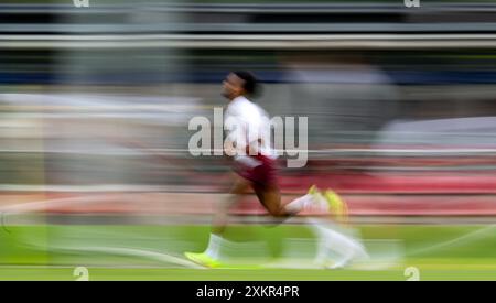 Leipzig, Deutschland. Juli 2024. Fußball: Bundesliga, RB Leipzig Training. Lois Openda trainiert auf dem Spielfeld. Quelle: Hendrik Schmidt/dpa/Alamy Live News Stockfoto