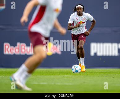 Leipzig, Deutschland. Juli 2024. Fußball: Bundesliga, RB Leipzig Training. Mohamed Simakan trainiert auf dem Spielfeld. Quelle: Hendrik Schmidt/dpa/Alamy Live News Stockfoto