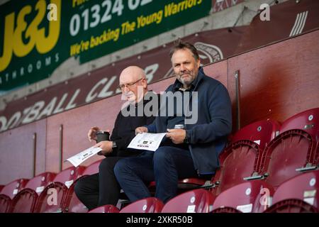 Stenhousemuir, Schottland, Vereinigtes Königreich, 23. Juli 2024 – Falkirk-Manager John McGlynn und sein Assistent Paul Smith nehmen am 27. Juli 2024 am Spiel Stenhousemuir gegen Ayr United Teil, um Stenhousemuir vor dem lokalen Derby zwischen Falkirk und Stenhousemuir zu beobachten. Dieses Spiel fand am 23. Juli 2024 statt und Ayr united gewann mit 4:1. Das Spiel war Teil einer Knock-Out-Gruppe innerhalb der Gruppe B des Premier Sports Cup - Credit: Thomas Gorman/Alamy News Live Stockfoto