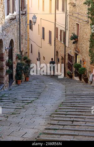 Massa Marittima, Italien - 11. September 2022: Steile und schmale Straße in der Altstadt von Massa Marittima, Italien Stockfoto