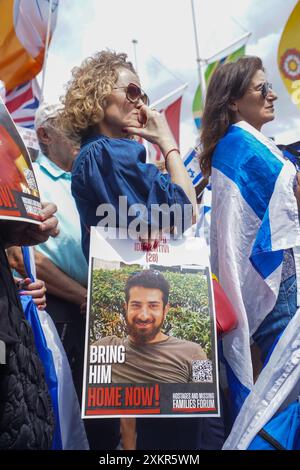 London, Großbritannien. 24 . Juli 2024 auf dem Parlamentsplatz findet Eine friedliche Mahnwache für die israelischen Geiseln statt , die seit dem 7 . Oktober von der militanten palästinensischen Gruppe Hamas in Gaza in Gefangenschaft gehalten werden . Die pro-israelischen Anhänger fordern die Labour-Regierung auf, sich den Geiseln anzuschließen. Quelle: Amer Ghazzal/Alamy Live News Stockfoto