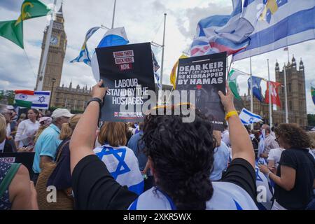 London, Großbritannien. 24 . Juli 2024 auf dem Parlamentsplatz findet Eine friedliche Mahnwache für die israelischen Geiseln statt , die seit dem 7 . Oktober von der militanten palästinensischen Gruppe Hamas in Gaza in Gefangenschaft gehalten werden . Die pro-israelischen Anhänger fordern die Labour-Regierung auf, sich den Geiseln anzuschließen. Quelle: Amer Ghazzal/Alamy Live News Stockfoto