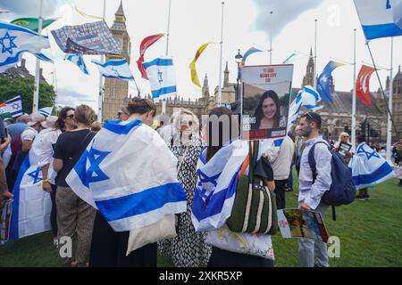 London, Großbritannien. 24 . Juli 2024 auf dem Parlamentsplatz findet Eine friedliche Mahnwache für die israelischen Geiseln statt , die seit dem 7 . Oktober von der militanten palästinensischen Gruppe Hamas in Gaza in Gefangenschaft gehalten werden . Die pro-israelischen Anhänger fordern die Labour-Regierung auf, sich den Geiseln anzuschließen. Quelle: Amer Ghazzal/Alamy Live News Stockfoto