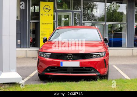 Roter Opel Astra 2023 Plug-in-Hybrid-Elektroauto, das draußen beim Händlerbetrieb geparkt wird. Salo, Finnland. Juli 2024. Stockfoto