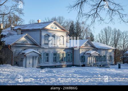 ABRAMTSEVO, RUSSLAND - 5. JANUAR 2024: Das alte Haus des Industriellen S.I. Mamontow im Anwesen Abramtsevo. Region Moskau, Russland Stockfoto