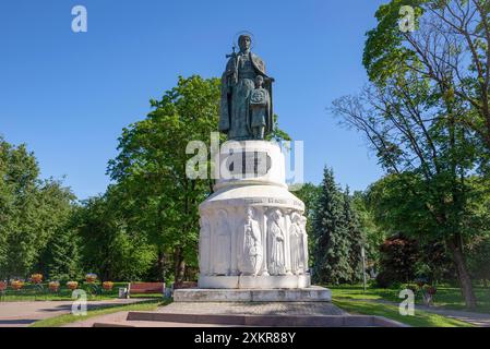 PSKOV, RUSSLAND - 11. JUNI 2024: Denkmal für Großherzogin Olga im Kinderpark. Pskov, Russland Stockfoto