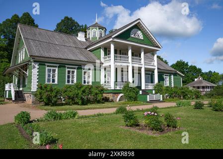 PETROVSKOE, RUSSLAND - 12. JUNI 2024: Sommertag auf dem alten Herrenhaus. Petrovskoe, Puschkin-Gebirge. Region Pskow Stockfoto