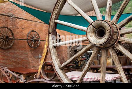 Wagenräder schmücken historische Gebäude an der Hauptstraße in Silverton, Colorado. Stockfoto