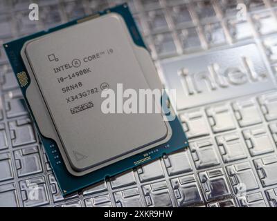 Intel Logo auf einem Intel Core i9-14900K Prozessorgehäuse der 14. Generation, Schwerpunkt auf CPU Stockfoto