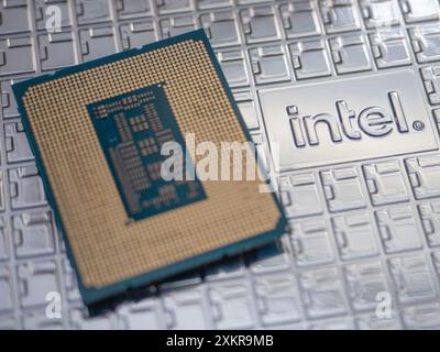 Intel-Logo auf einem Intel Core i9-14900K Prozessorgehäuse der 14. Generation, Schwerpunkt auf dem Logo Stockfoto