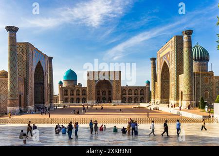 Registan-Platz mit drei Madrasahs und Touristen auf der Aussichtsplattform Stockfoto