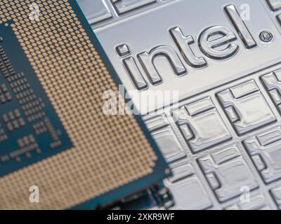 Intel-Logo auf einem Intel Core i9-14900K Prozessorgehäuse der 14. Generation, Schwerpunkt auf dem Logo Stockfoto