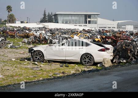 HATAY, TURKIYE - 26. FEBRUAR 2024: Zertrümmerte Fahrzeuge während des Hatay-Erdbebens vom 6. Februar 2023 Stockfoto