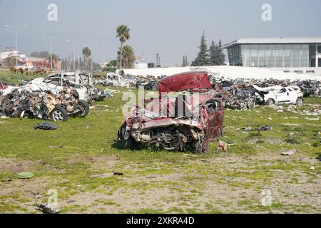 HATAY, TURKIYE - 26. FEBRUAR 2024: Zertrümmerte Fahrzeuge während des Hatay-Erdbebens vom 6. Februar 2023 Stockfoto