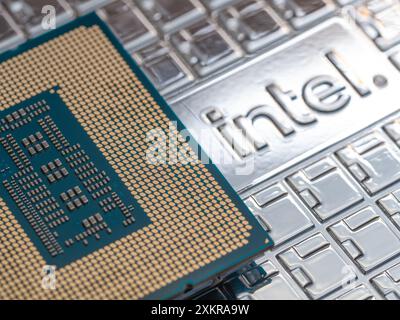 Intel Logo auf einem Intel Core i9-14900K Prozessorgehäuse der 14. Generation, Schwerpunkt auf CPU-Anschlüssen Stockfoto