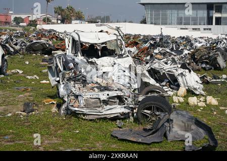 HATAY, TURKIYE - 26. FEBRUAR 2024: Zertrümmerte Fahrzeuge während des Hatay-Erdbebens vom 6. Februar 2023 Stockfoto