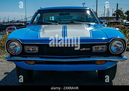 Gulfport, MS - 01. Oktober 2023: Tiefperspektivansicht eines Ford Maverick Grabber Coupés aus dem Jahr 1974 auf einer lokalen Autoshow. Stockfoto