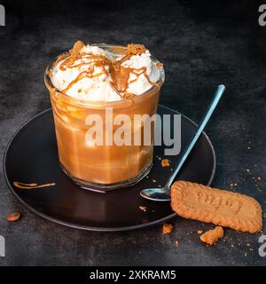 Affogato-Getränk mit Biscoff-Aufstrich Stockfoto