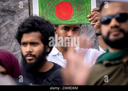 Klampenborg, Dänemark. Juli 2024. Der Bangladeshi Student Association in Denmark (BASAD) demonstriert am Mittwoch, den 24. Juli 2024, vor der Botschaft Bangladeschs in Klampenborg Kopenhagen. Die Demonstration kommt nach Protesten in Bangladesch, wo Studenten seit Anfang Juli gegen ein neues Quotensystem auf dem Arbeitsmarkt demonstrieren. Bei den Demonstrationen im Land sind mindestens 180 Menschen ums Leben gekommen. (Foto: Ida Marie Odgaard/Ritzau Scanpix) Credit: Ritzau/Alamy Live News Stockfoto