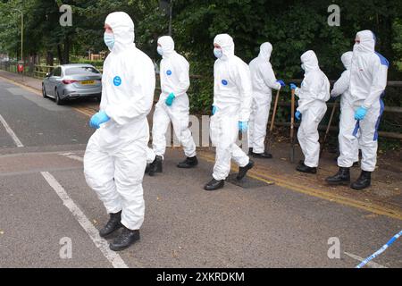 Forensische Offiziere am Tatort in der Nähe von Sally Port Gardens in Gillingham, Kent, nachdem am Dienstag Abend ein Soldat in Uniform erstochen wurde, in der Nähe der Brompton Barracks, dem Hauptquartier des 1 Royal School of Military Engineering Regiments der British Army. Das Opfer wurde zur Behandlung ins Krankenhaus gebracht und ein 24-jähriger Mann wurde wegen des Verdachts auf versuchten Mord verhaftet. Bilddatum: Mittwoch, 24. Juli 2024. Stockfoto