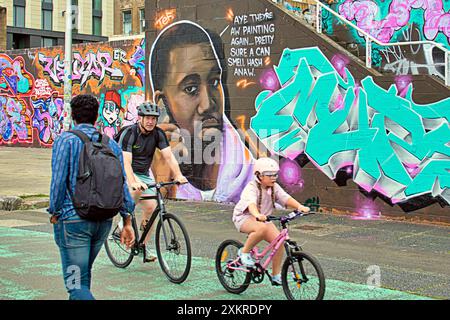 Glasgow, Schottland, Großbritannien. 24. Juli 2024: Custom House Quay Kanye West Wandbild von Tapendtef in einer neuen juristischen Graffiti-Zone am Ufer des Flusses clyde mit umgangssprachlichem Ausdruck. Der clyde Walkway ist heute ein ausgewiesener Feind, um sich vor dem weit verbreiteten Vandalismus zu schützen, der Probleme in der Stadt verursacht Stockfoto