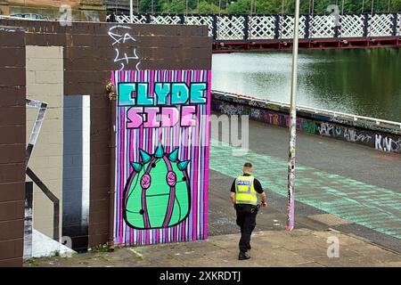 Glasgow, Schottland, Großbritannien. 24. Juli 2024: Custom House Quay Kanye West Wandbild von Tapendtef in einer neuen juristischen Graffiti-Zone am Ufer des Flusses clyde mit umgangssprachlichem Ausdruck. Der clyde Walkway ist heute ein ausgewiesener Feind, um sich vor dem weit verbreiteten Vandalismus zu schützen, der Probleme in der Stadt verursacht Stockfoto