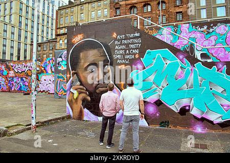 Glasgow, Schottland, Großbritannien. 24. Juli 2024: Custom House Quay Kanye West Wandbild von Tapendtef in einer neuen juristischen Graffiti-Zone am Ufer des Flusses clyde mit umgangssprachlichem Ausdruck. Der clyde Walkway ist heute ein ausgewiesener Feind, um sich vor dem weit verbreiteten Vandalismus zu schützen, der Probleme in der Stadt verursacht Stockfoto