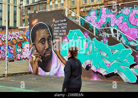 Glasgow, Schottland, Großbritannien. 24. Juli 2024: Custom House Quay Kanye West Wandbild von Tapendtef in einer neuen juristischen Graffiti-Zone am Ufer des Flusses clyde mit umgangssprachlichem Ausdruck. Der clyde Walkway ist heute ein ausgewiesener Feind, um sich vor dem weit verbreiteten Vandalismus zu schützen, der Probleme in der Stadt verursacht Stockfoto