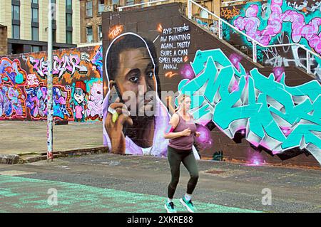 Glasgow, Schottland, Großbritannien. 24. Juli 2024: Custom House Quay Kanye West Wandbild von Tapendtef in einer neuen juristischen Graffiti-Zone am Ufer des Flusses clyde mit umgangssprachlichem Ausdruck. Der clyde Walkway ist heute ein ausgewiesener Feind, um sich vor dem weit verbreiteten Vandalismus zu schützen, der Probleme in der Stadt verursacht Stockfoto