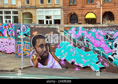 Glasgow, Schottland, Großbritannien. 24. Juli 2024: Custom House Quay Kanye West Wandbild von Tapendtef in einer neuen juristischen Graffiti-Zone am Ufer des Flusses clyde mit umgangssprachlichem Ausdruck. Der clyde Walkway ist heute ein ausgewiesener Feind, um sich vor dem weit verbreiteten Vandalismus zu schützen, der Probleme in der Stadt verursacht Stockfoto