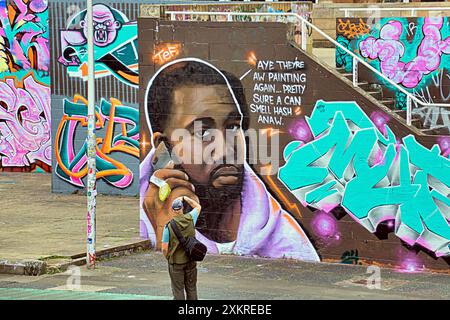 Glasgow, Schottland, Großbritannien. 24. Juli 2024: Custom House Quay Kanye West Wandbild von Tapendtef in einer neuen juristischen Graffiti-Zone am Ufer des Flusses clyde mit umgangssprachlichem Ausdruck. Der clyde Walkway ist heute ein ausgewiesener Feind, um sich vor dem weit verbreiteten Vandalismus zu schützen, der Probleme in der Stadt verursacht Stockfoto