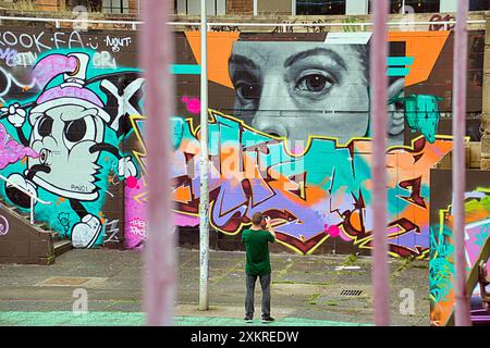 Glasgow, Schottland, Großbritannien. 24. Juli 2024: Custom House Quay Kanye West Wandbild von Tapendtef in einer neuen juristischen Graffiti-Zone am Ufer des Flusses clyde mit umgangssprachlichem Ausdruck. Der clyde Walkway ist heute ein ausgewiesener Feind, um sich vor dem weit verbreiteten Vandalismus zu schützen, der Probleme in der Stadt verursacht Stockfoto