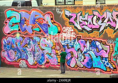 Glasgow, Schottland, Großbritannien. 24. Juli 2024: Custom House Quay Kanye West Wandbild von Tapendtef in einer neuen juristischen Graffiti-Zone am Ufer des Flusses clyde mit umgangssprachlichem Ausdruck. Der clyde Walkway ist heute ein ausgewiesener Feind, um sich vor dem weit verbreiteten Vandalismus zu schützen, der Probleme in der Stadt verursacht Stockfoto