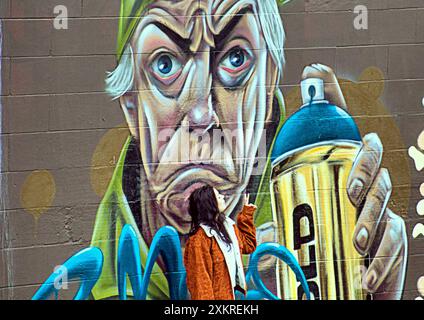 Glasgow, Schottland, Großbritannien. 24. Juli 2024: Custom House Quay Kanye West Wandbild von Tapendtef in einer neuen juristischen Graffiti-Zone am Ufer des Flusses clyde mit umgangssprachlichem Ausdruck. Der clyde Walkway ist heute ein ausgewiesener Feind, um sich vor dem weit verbreiteten Vandalismus zu schützen, der Probleme in der Stadt verursacht Stockfoto