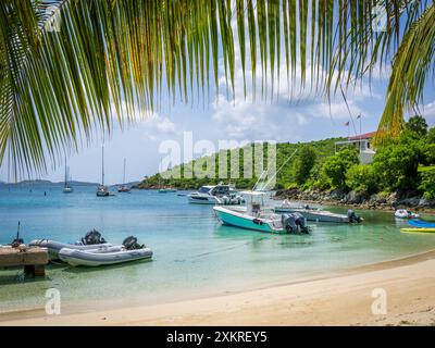 Boote ankern im Hafen von Cruz Bay auf der Karibikinsel St. John auf den US-Jungferninseln Stockfoto