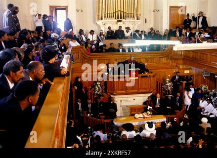 In der New Testament Church of God London versammeln sich Tausende bei der Beerdigung von Winston Patterson, um einem geliebten Bruder ihre letzte Ehre zu erweisen, bevor der Sarg endlich geschlossen ist. Ein Männerchor singt „Steal Away to Jesus“, wie die Mitglieder es einreichen. Winston Patterson war ein Chaplin im Holloway Prison und prominentes Mitglied der Afro Caribbean Community im Norden Londons. Weibliche Gefangene, Wärter und der Gefängnisgouverneur nahmen an der Beerdigung Teil. Kensal Green, London, England um die 1995 1990er Jahre HOMER SYKES Stockfoto