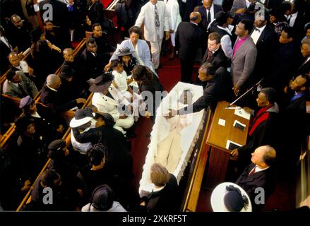 Tausende versammeln sich bei der Beerdigung von Winston Patterson, um einem geliebten Bruder ihre letzte Ehre zu erweisen, bevor der Sarg endlich geschlossen ist. Ein Männerchor singt „Steal Away to Jesus“, wie die Mitglieder es einreichen. Winston Patterson war ein Chaplin im Holloway Prison und prominentes Mitglied der Afro Caribbean Community im Norden Londons. Weibliche Gefangene, Wärter und der Gefängnisgouverneur nahmen an der Beerdigung Teil. Die New Testament Church of God London. Kensal Green, London, England um die 1995 1990er Jahre HOMER SYKES Stockfoto