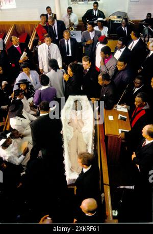 In der New Testament Church of God London versammeln sich Tausende bei der Beerdigung von Winston Patterson, um einem geliebten Bruder ihre letzte Ehre zu erweisen, bevor der Sarg endlich geschlossen ist. Ein Männerchor singt „Steal Away to Jesus“, wie die Mitglieder es einreichen. Winston Patterson war ein Chaplin im Holloway Prison und prominentes Mitglied der Afro Caribbean Community im Norden Londons. Weibliche Gefangene, Wärter und der Gefängnisgouverneur nahmen an der Beerdigung Teil. Kensal Green, London, England um die 1995 1990er Jahre HOMER SYKES Stockfoto