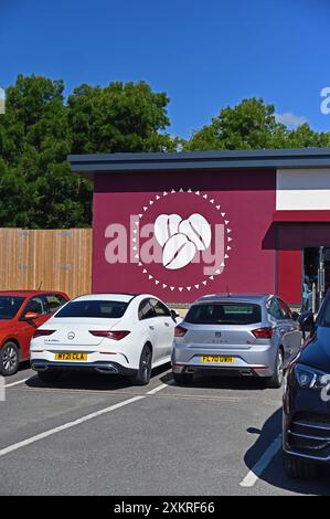 Costa Coffee Drive Thru. Queen Katherine Avenue, Kendal, Cumbria, England, Vereinigtes Königreich, Europa. Stockfoto