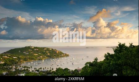 Nahe Sonnenuntergang über der Great Cruz Bay und dem Karibischen Meer auf der Karibikinsel St. John auf den amerikanischen Jungferninseln Stockfoto