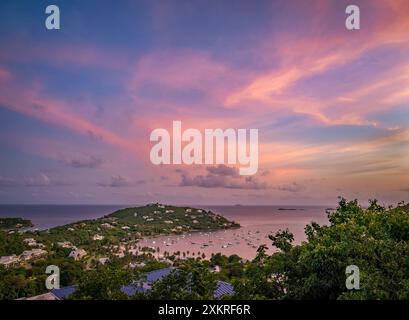 Rosafarbene Wolken bei Sonnenuntergang über der Great Cruz Bay und dem Karibischen Meer auf der Karibikinsel St. John auf den amerikanischen Jungferninseln Stockfoto