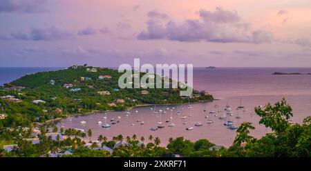 Sonnenuntergang über der Great Cruz Bay und dem Karibischen Meer auf der Karibikinsel St. John auf den US-Jungferninseln Stockfoto