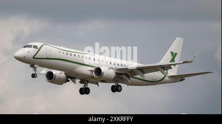 Farnborough, England, Großbritannien. Juli 2024. Die Farnborough International Airshow findet ab dem 22-26. Juli 2024 statt und zeigt globale Luft- und Raumfahrt, Zivilluftfahrt und Verteidigung. Bild: Embraer Linie 1000 9H-FAB von Air X Charter landete während der Airshow-Woche in Farnborough. Kredit: Malcolm Park/Alamy Stockfoto