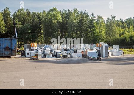 Große Sammlung verschiedener Küchengeräte an der Recyclingstation in Schweden Stockfoto