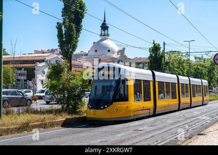 Portugal Lissabon 7. juli 2024. Die Avenida 24 de Julho wurde nach dem Datum des 24. Juli benannt, das das Ende der portugiesischen Diktatur im Jahr 1974 markiert Stockfoto