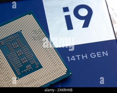 Intel-Logo auf einem Intel Core i9-14900K Prozessorgehäuse der 14. Generation, Schwerpunkt auf dem Logo Stockfoto