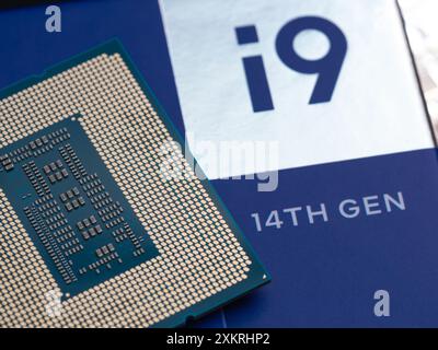 Intel Logo auf einem Intel Core i9-14900K Prozessorgehäuse der 14. Generation, Schwerpunkt auf CPU-Anschlüssen Stockfoto