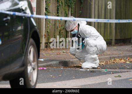 Ein forensischer Offizier am Tatort in der Nähe von Sally Port Gardens in Gillingham, Kent, nachdem ein Soldat in Uniform am Dienstag Abend in der Nähe der Brompton Barracks, dem Hauptquartier des 1 Royal School of Military Engineering Regiments der British Army, erstochen wurde. Das Opfer wurde zur Behandlung ins Krankenhaus gebracht und ein 24-jähriger Mann wurde wegen des Verdachts auf versuchten Mord verhaftet. Bilddatum: Mittwoch, 24. Juli 2024. Stockfoto